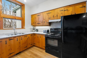 3 Level Ski Chalet 7BR w Deck, Sauna & Ping-Pong!